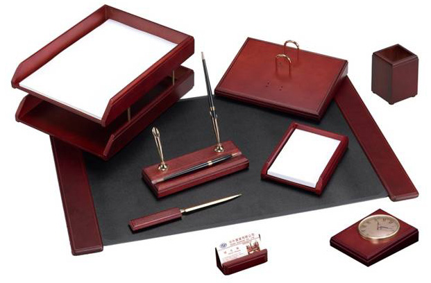 Настольный набор  9 предметов (2 ручки в комплекте) из красного дерева с часами DELUCCI