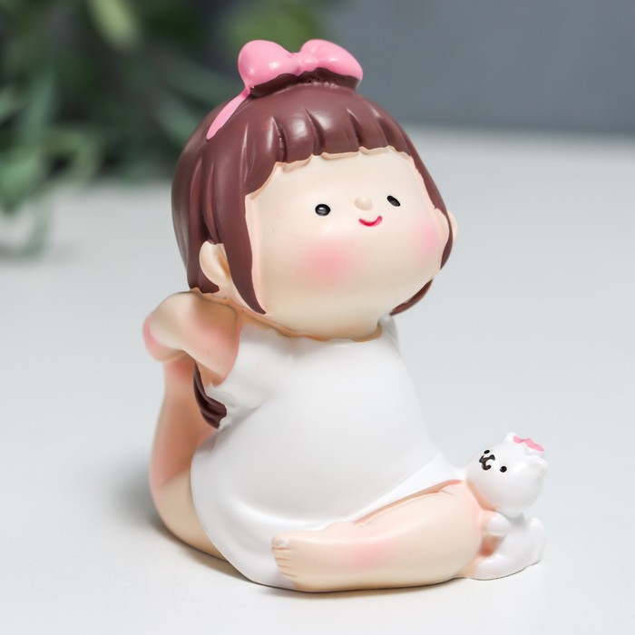 Сувенир "Малышка с белым котиком - йога" 5,5х4,5 см