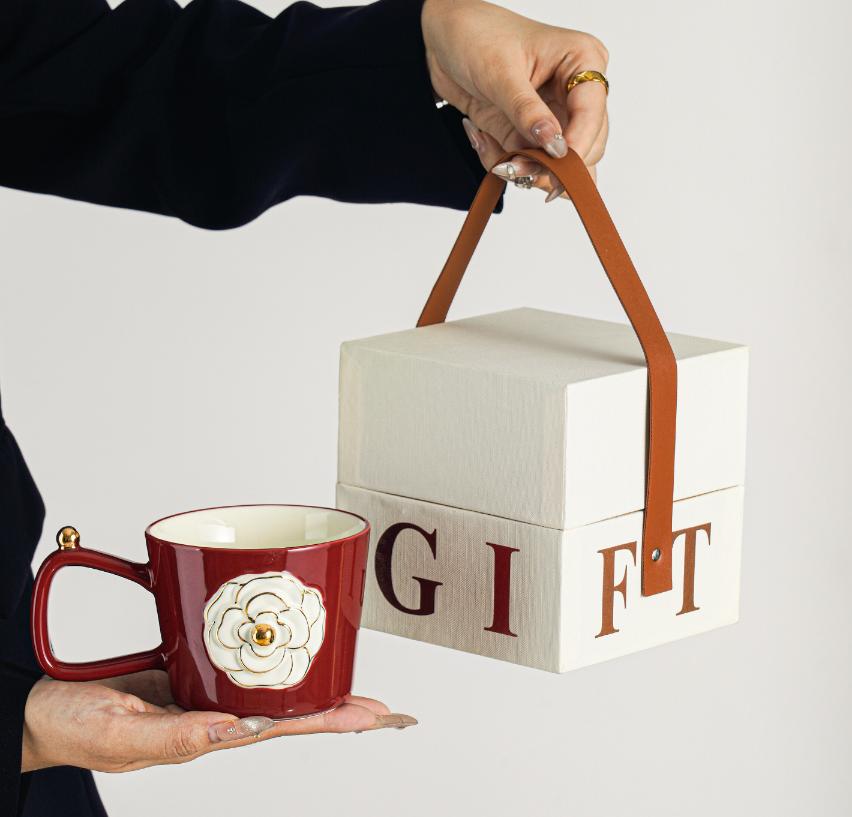 Кружка Красная с белым цветком, подарочная коробка