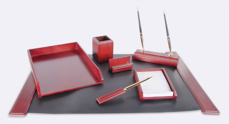 Настольный набор  7 предметов (2 ручки в комплекте) из красного дерева DELUCCI
