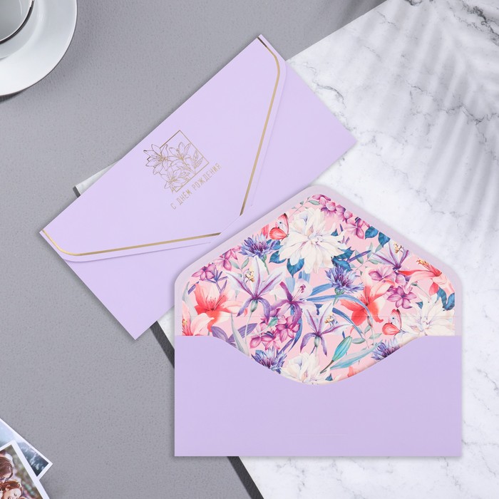 Открытка-конверт "С Днём Рождения!" фиолетовый фон, лилии