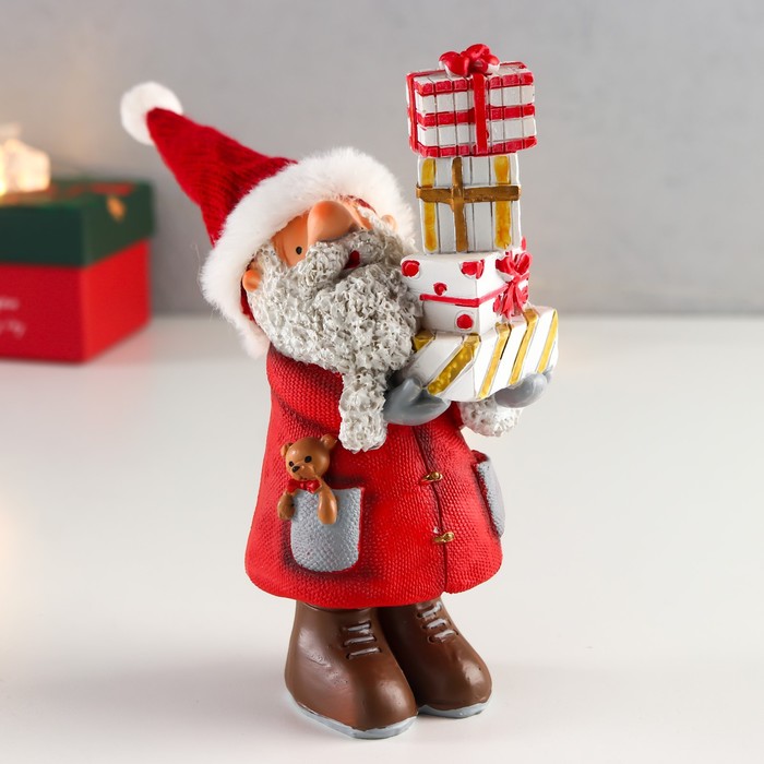 Статуэтка "Дед Мороз в красном, с кудрявой бородой с подарками" 15,5х8,2х6,5 см